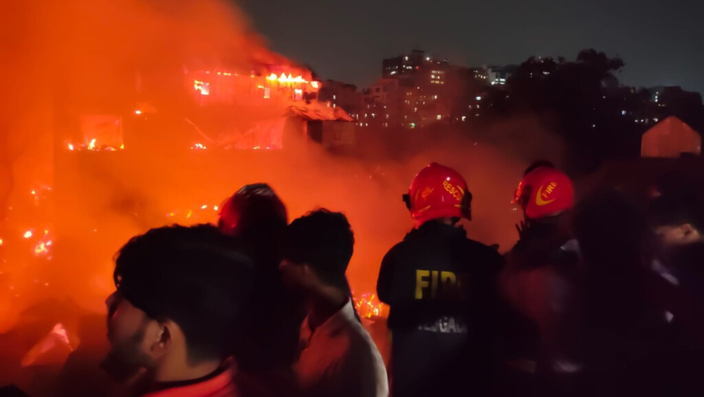 fire in korail slum brings hundreds onto streets Fire in Korail Slum Brings Hundreds onto Streets