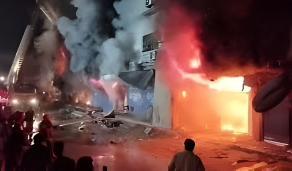 five killed in shopping mall fire in pakistan Five killed in shopping mall fire in Pakistan