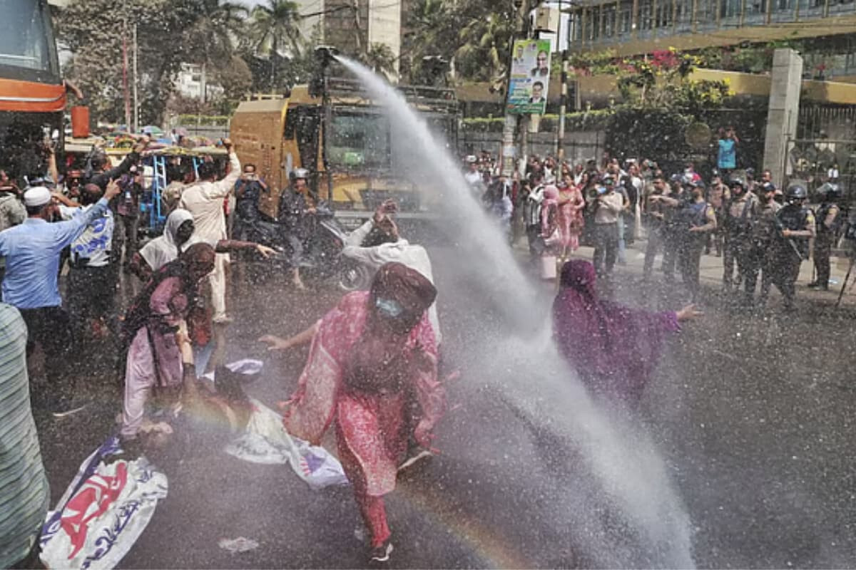 Five Merged Banks Depositors Protest at Central Bank Over Returns