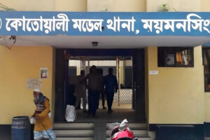 Five police officers slashed in robbery, seven arrested