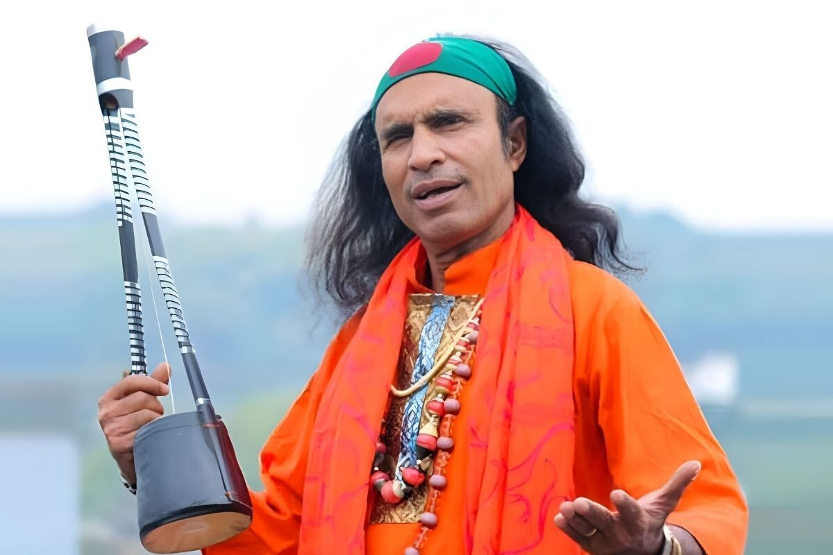 Folk Star Critiques Election Campaign Tactics