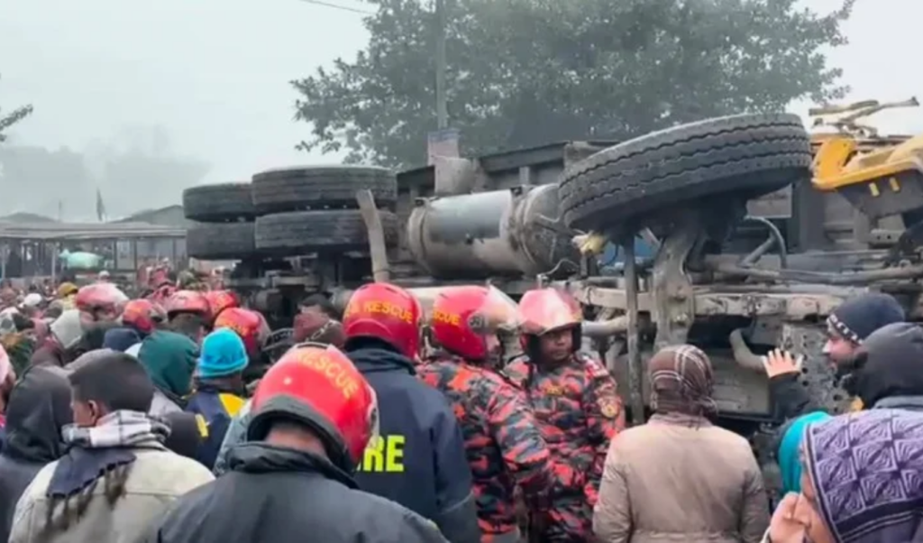 four killed as sand laden truck overturns in puthia one injured Four Killed as Sand-Laden Truck Overturns in Puthia, One Injured
