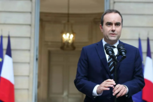 French Prime Minister Launches Final Effort to Salvage Cabinet