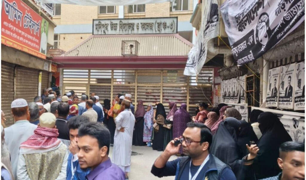 from early morning there has been a lively presence of voters at the polling stations From early morning, there has been a lively presence of voters at the polling stations