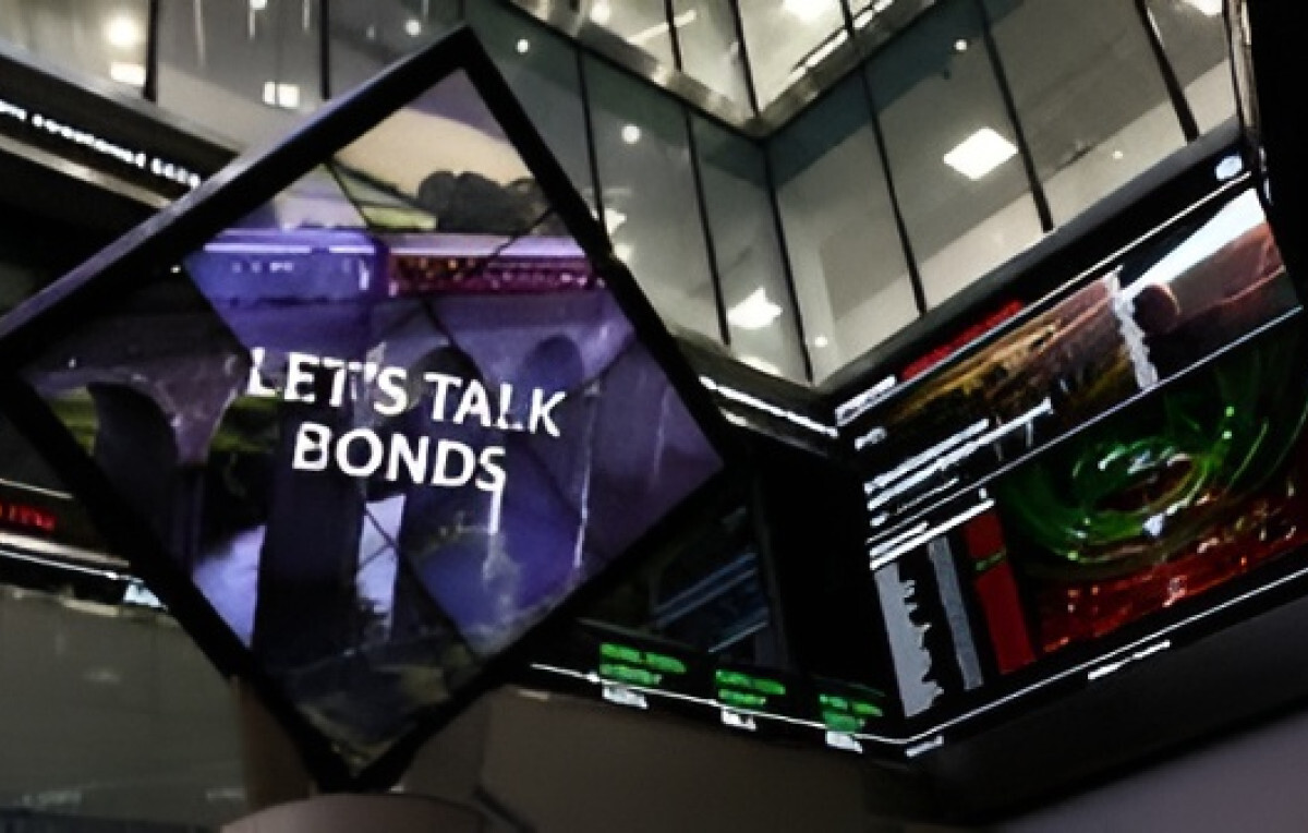 FTSE 100 Slips as Banks and Healthcare Retreat