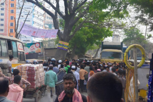 Garment Workers Block Roads Demanding Wages