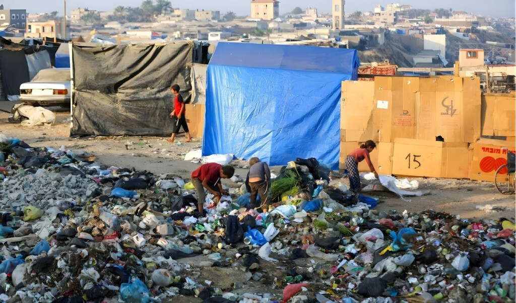 gazans are spending their days in hardship under tents Gazans are spending their days in hardship under tents