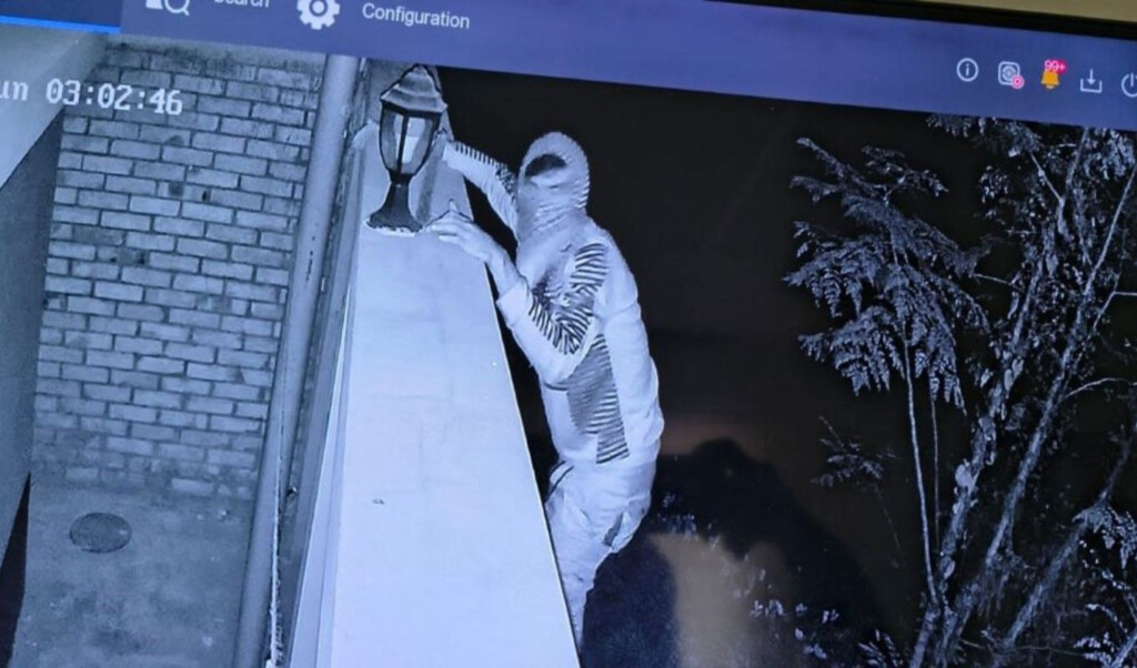 guard tied as tea office robbed Guard tied as tea office robbed