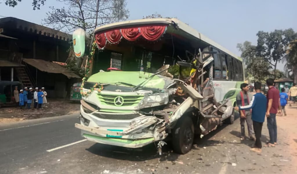 head on collision in chandanaish injures bus driver assistant Head-On Collision in Chandanaish Injures Bus Driver, Assistant