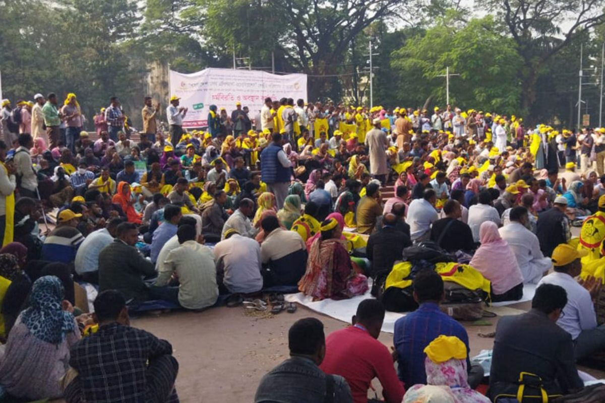 Health Assistants Stage Sit-in at Shaheed Minar for Six-Point Demands