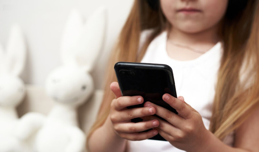 how to reduce your childs mobile addiction How to Reduce Your Child’s Mobile Addiction