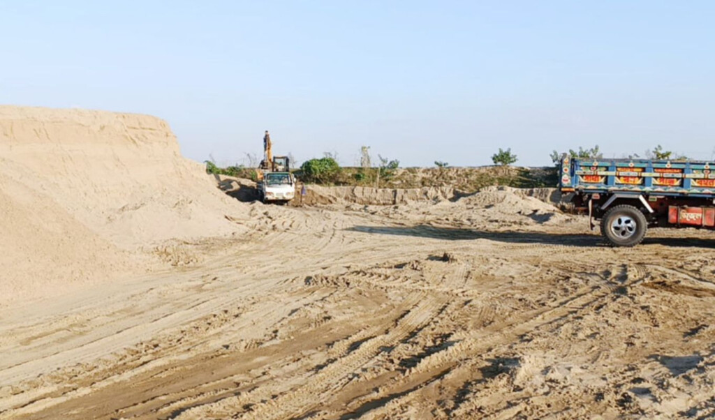 illegal sand extraction under the cover of road repair Illegal Sand Extraction Under the Cover of Road Repair