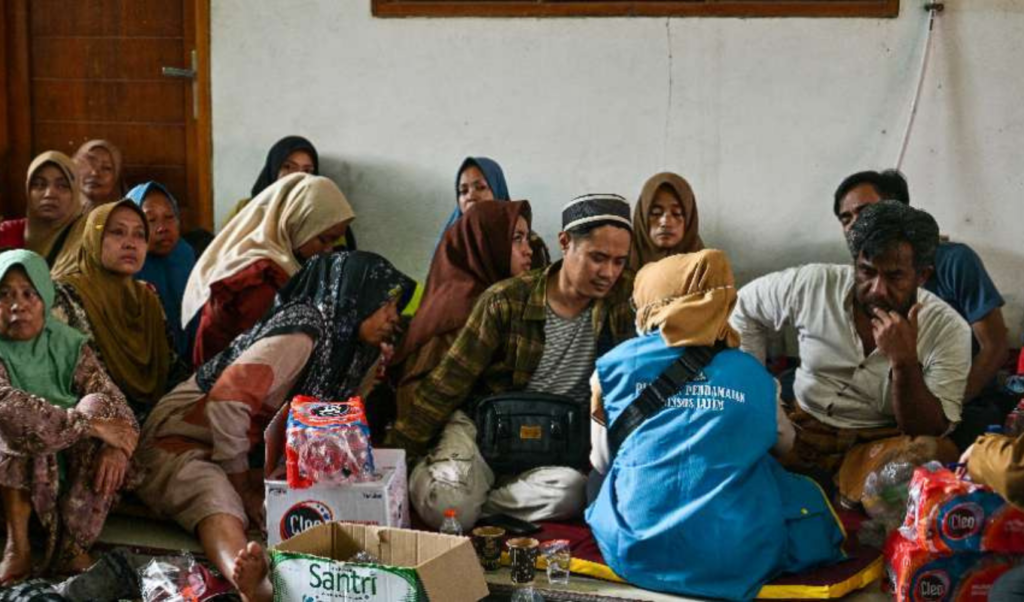 indonesia families anxious for news after school collapse Indonesia Families Anxious for News After School Collapse