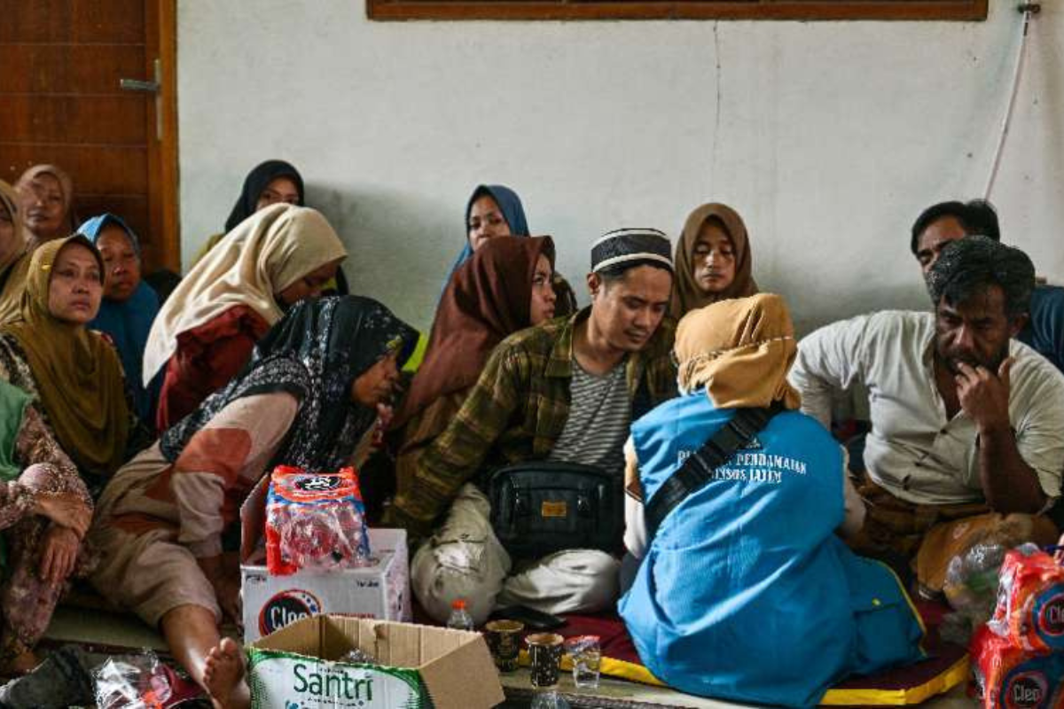 Indonesia Families Anxious for News After School Collapse
