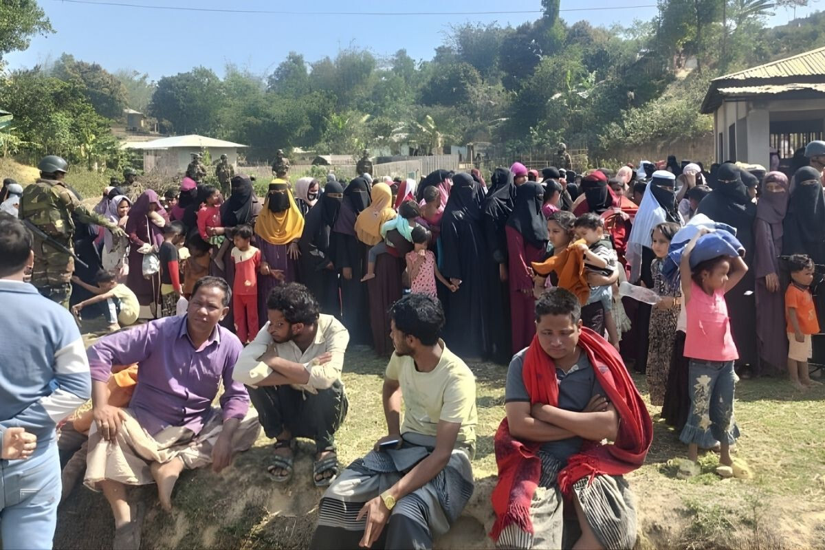 Joint Forces Detain 1,000 Rohingya Near Camps