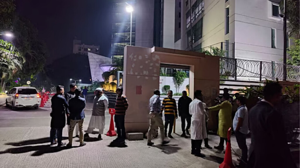 khaleda zia in ccu bnp leaders gather at evercare hospital Khaleda Zia in CCU: BNP Leaders Gather at Evercare Hospital