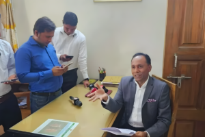 Land Minister Finds Office Empty on Surprise Visit