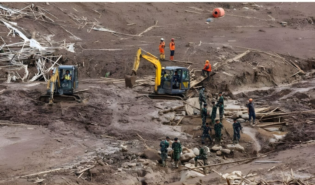 Landslide in West Java Claims 23 Soldiers’ Lives, 42 Missing 2 landslide in west java claims 23 soldiers lives 42 missing Landslide in West Java Claims 23 Soldiers’ Lives, 42 Missing