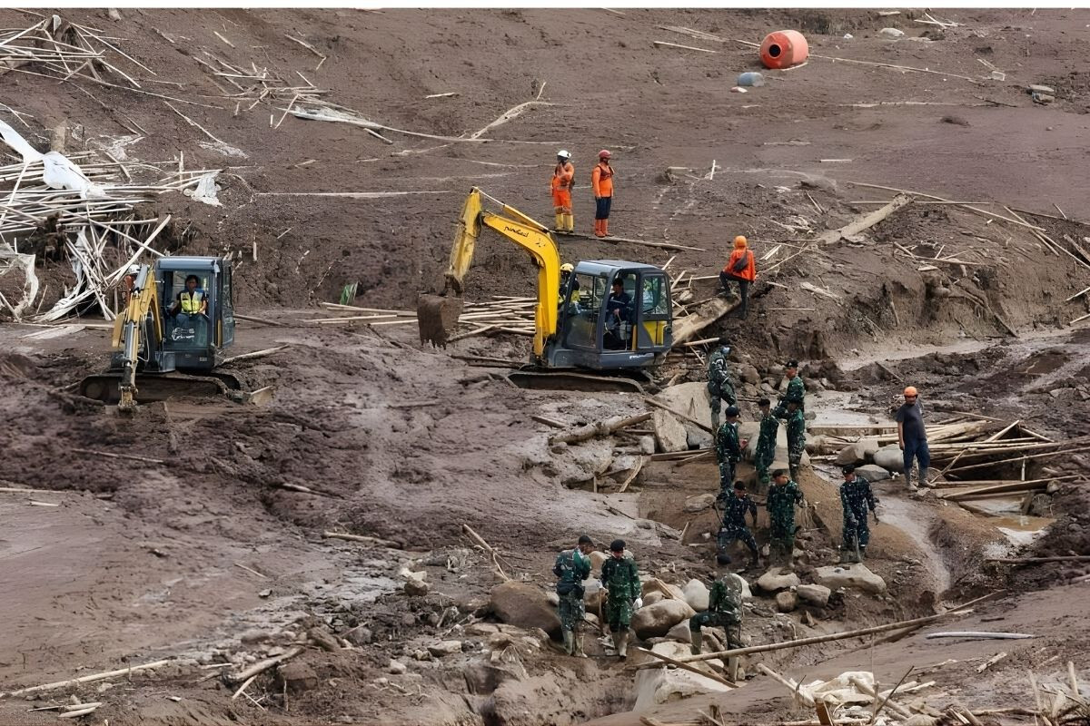 Landslide in West Java Claims 23 Soldiers’ Lives, 42 Missing