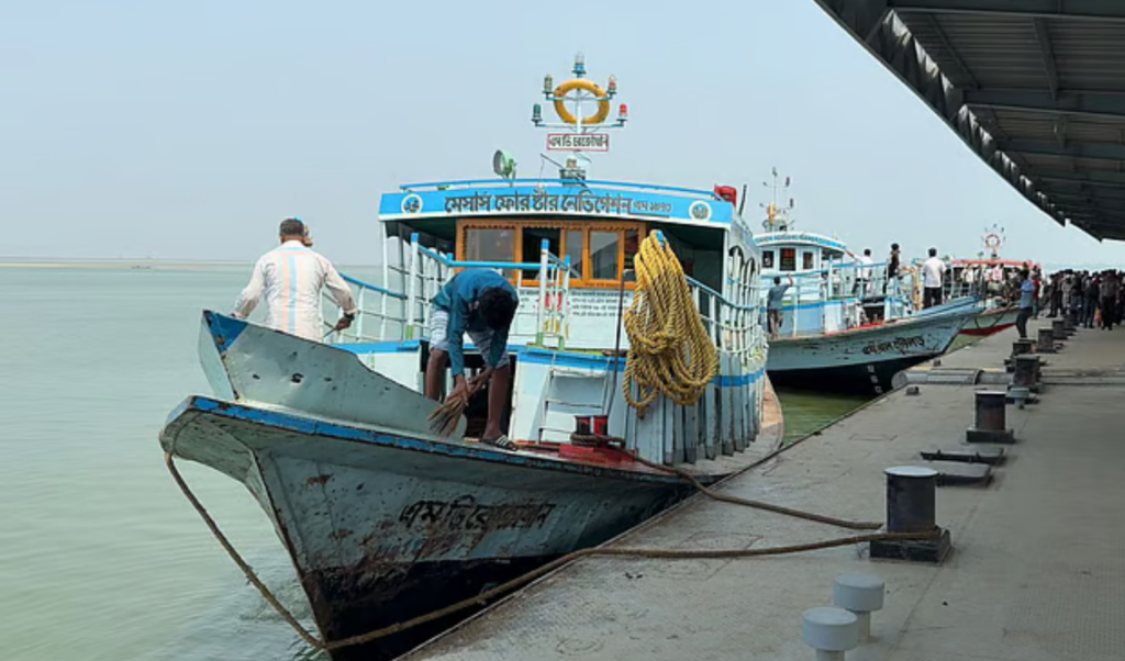 launch collides with oil tanker ten injured Launch Collides with Oil Tanker, Ten Injured