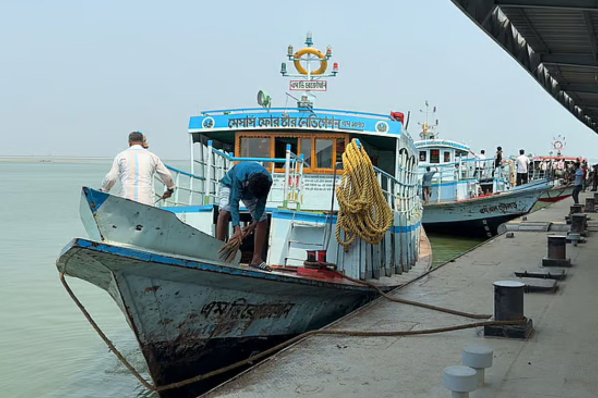 Launch Collides with Oil Tanker, Ten Injured