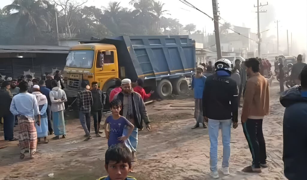laxmipur schoolgirl killed in dumper truck crash Laxmipur Schoolgirl Killed in Dumper Truck Crash