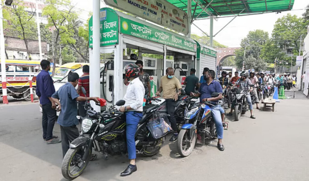 long queues at fuel stations amid eid rush Long Queues at Fuel Stations Amid Eid Rush