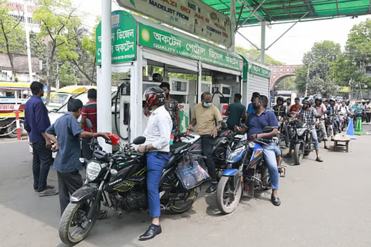 Long Queues at Fuel Stations Amid Eid Rush