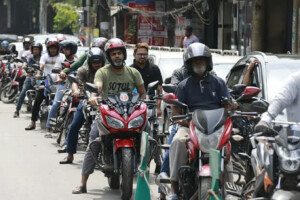Long Queues at Fuel Stations Persist During Eid