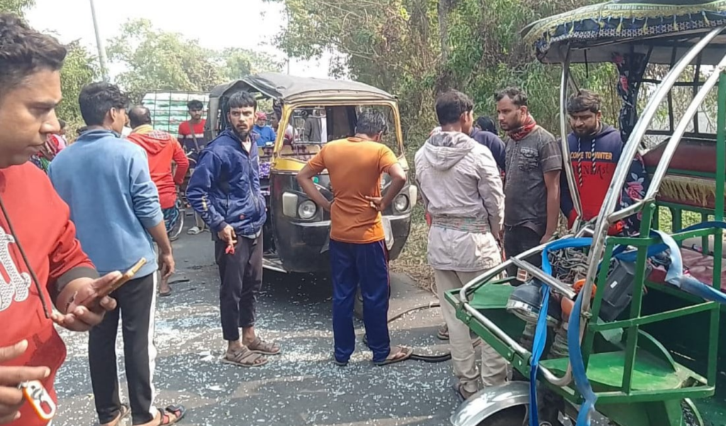 mahindra easy bike collision one dead six injured in gopalganj Mahindra-Easy Bike Collision One Dead, Six Injured In Gopalganj