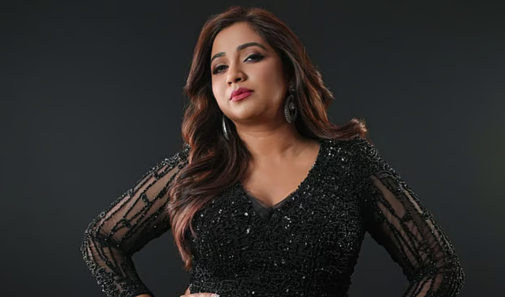 massive crowd at shreya ghoshals concert two faint Massive Crowd at Shreya Ghoshal's Concert, Two Faint