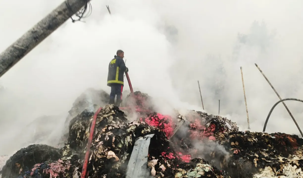 Massive Fire Engulfs Gazipur Jute Warehouses 2 massive fire engulfs gazipur jute warehouses Massive Fire Engulfs Gazipur Jute Warehouses