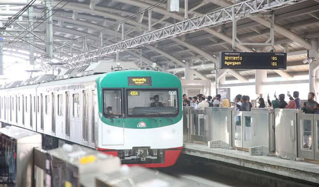metro rail halted for 20 minutes after cloth stuck on overhead wire Metro Rail Halted for 20 Minutes After Cloth Stuck on Overhead Wire