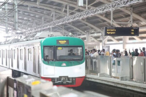Metro Rail Halted for 20 Minutes After Cloth Stuck on Overhead Wire