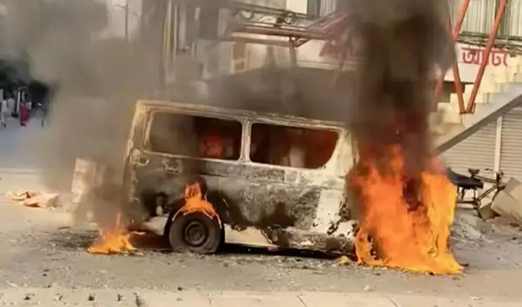 Microbus Catches Fire on Jasim Uddin Road in Uttara 3 microbus catches fire on jasim uddin road in uttara Microbus Catches Fire on Jasim Uddin Road in Uttara