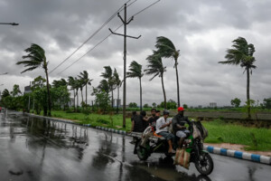 Midday Storm Alert for Six Districts
