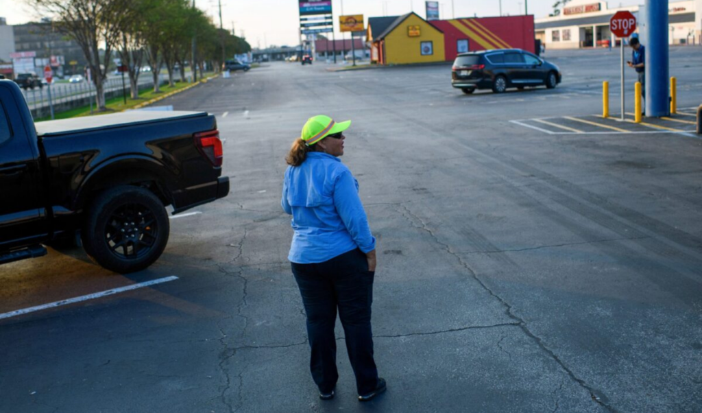 migrants in texas use social media to evade ice raids Migrants in Texas Use Social Media to Evade ICE Raids