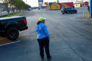 Migrants in Texas Use Social Media to Evade ICE Raids