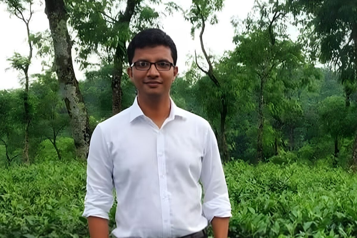 Miscreants abandoned the tax official’s body outside the hospital and fled