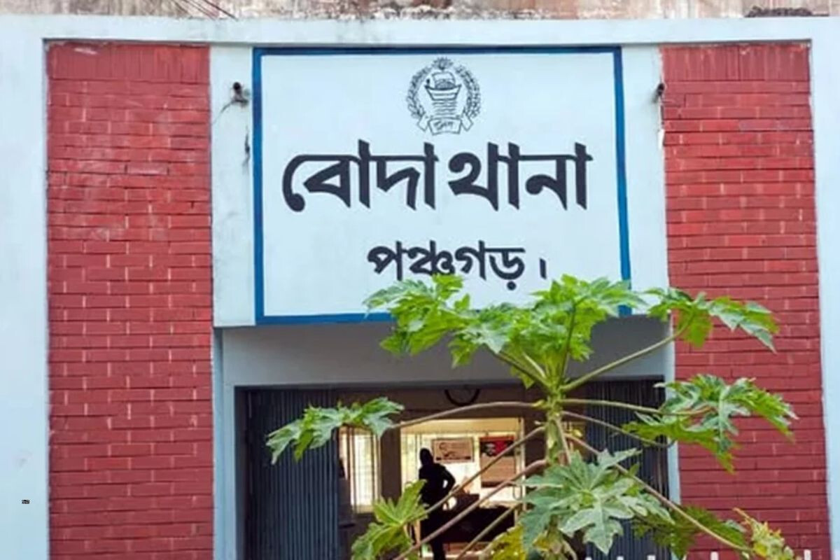 Mobile court attacked by angry mob after seizing banned polythene in Boda