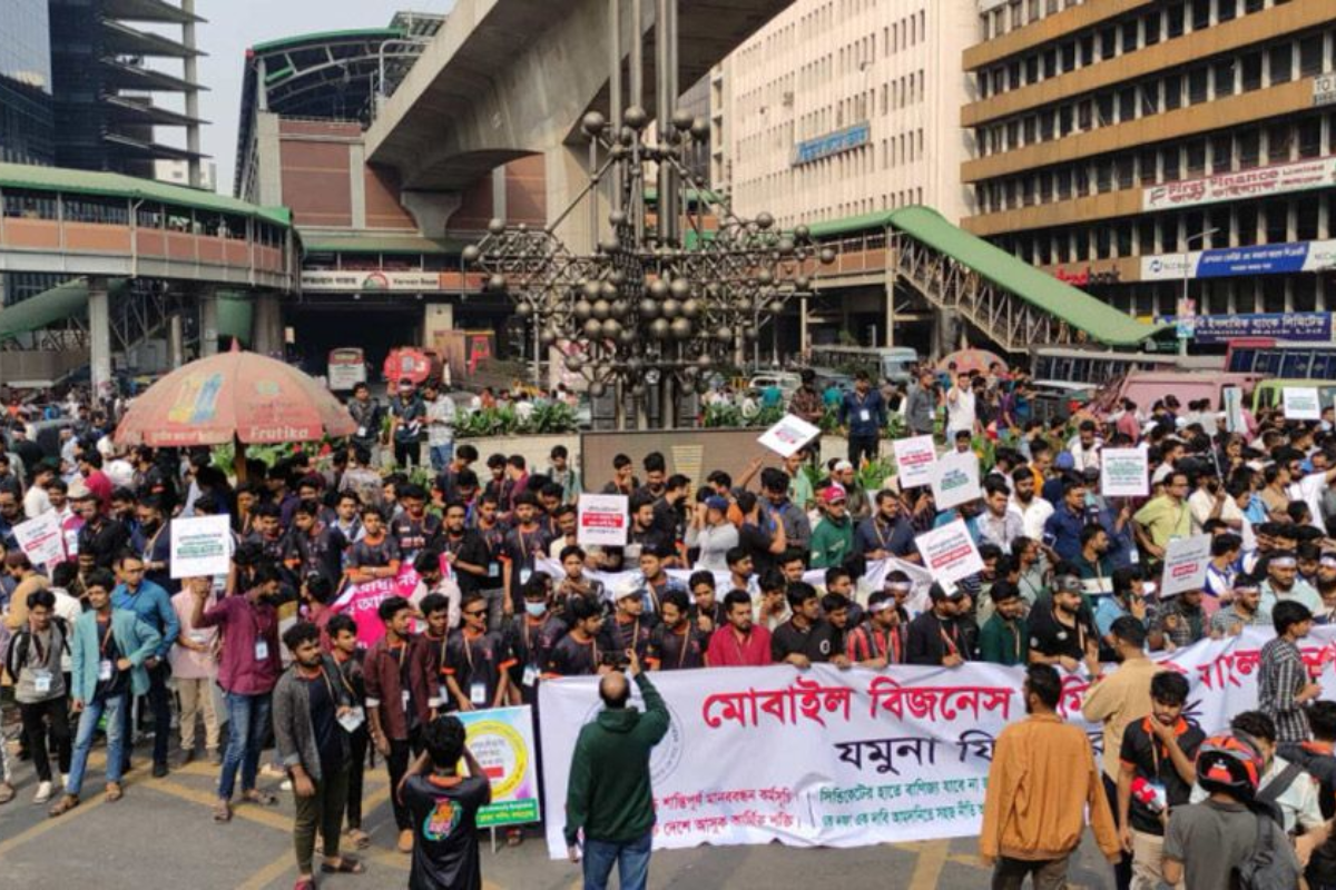 Mobile Phone Traders Announce Siege of BTRC Office