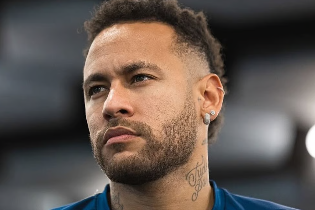 Neymar Renews Santos Deal Ahead of World Cup