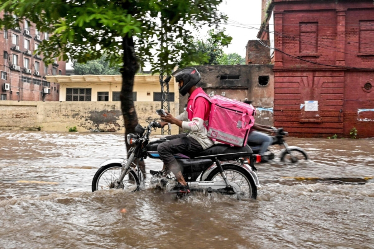 No Pause for Food Delivery Riders During Pakistan’s Monsoon