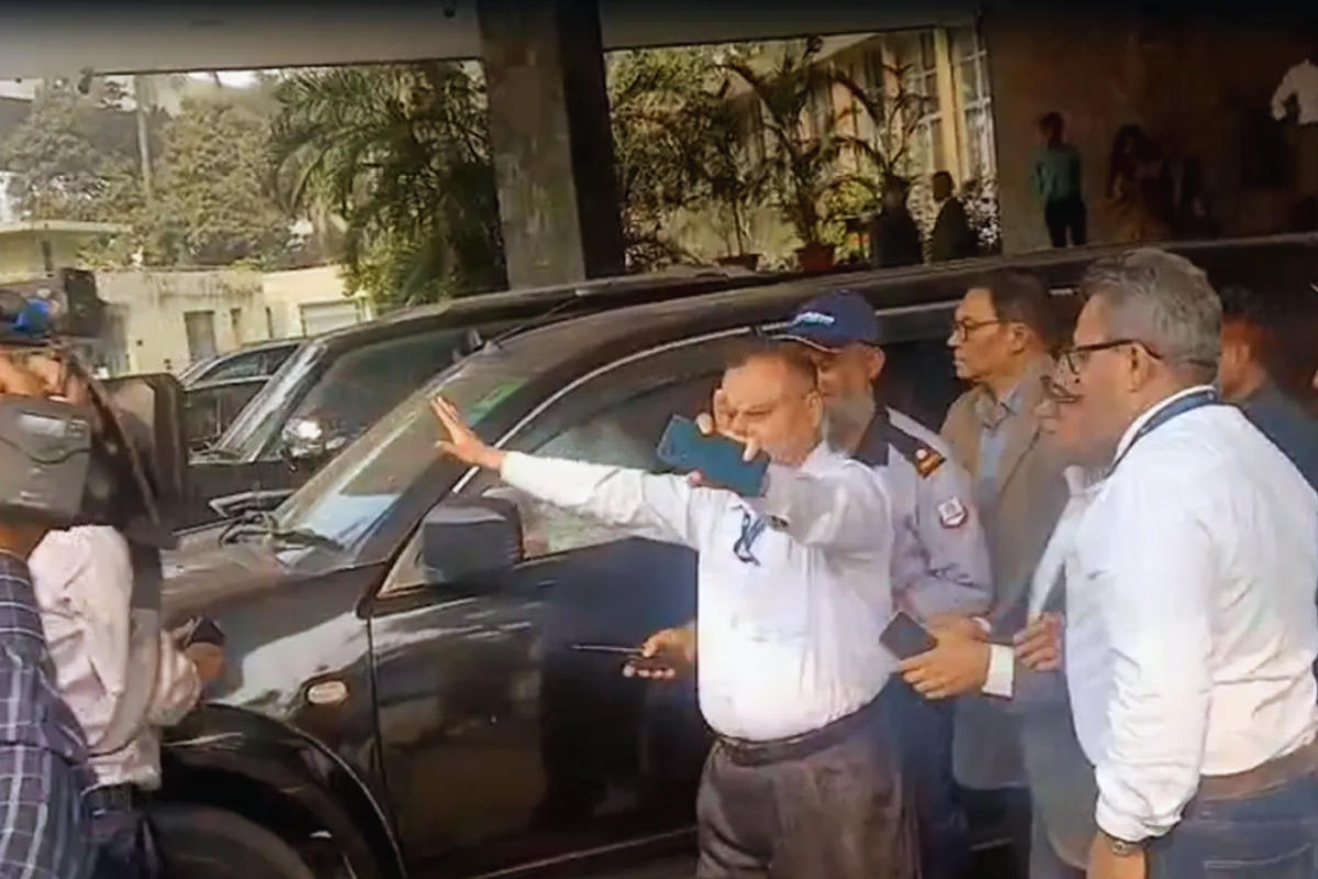 Officials Force Out Governor’s Adviser Amid Tensions