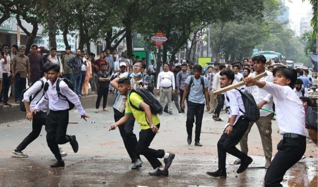 once again students from dhaka college and dhanmondi ideal clash Once again, students from Dhaka College and Dhanmondi Ideal clash