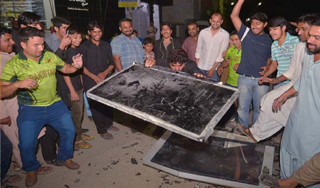 pakistani fan smashes tv after india defeat Pakistani Fan Smashes TV After India Defeat