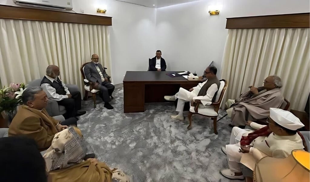 party leaders welcomed tarique rahman in gulshan Party leaders welcomed Tarique Rahman in Gulshan