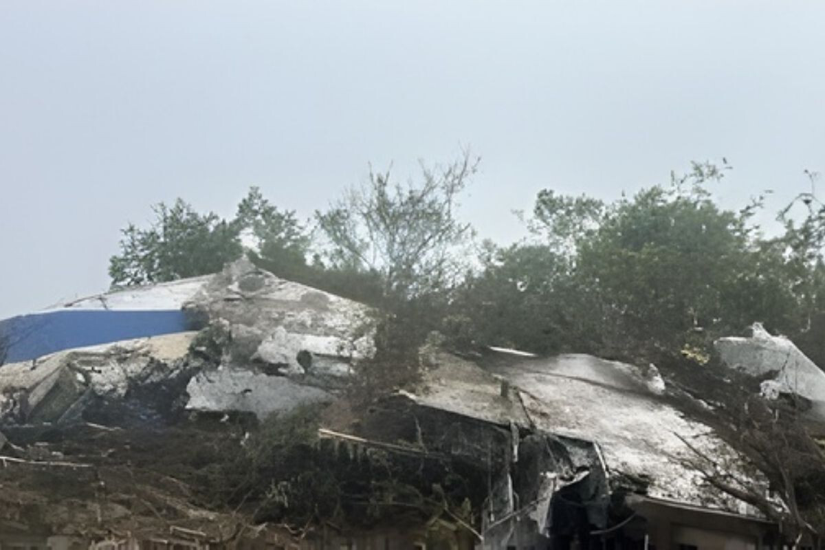 Plane crashes near Colombian border, killing 15 people