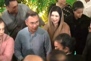 Prime Minister Exchanges Eid Greetings with Citizens