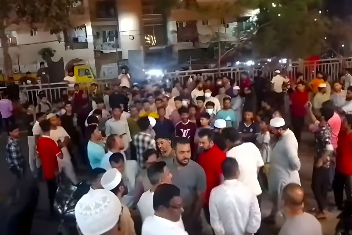 Protesters Besiege Adabor Police Station